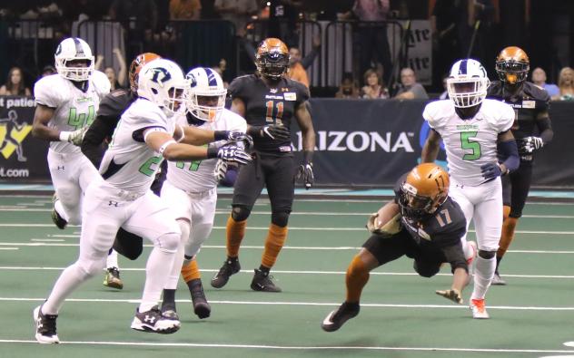 Dezmon Epps of the Arizona Rattlers dives for yardage against the Nebraska Danger