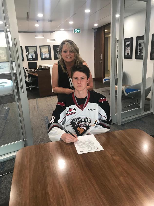 Vancouver Giants Sign 2018 First Round Pick Zack Ostapchuk