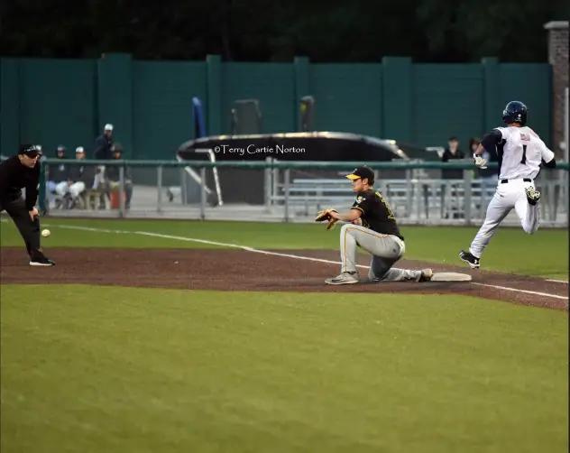 Duluth Huskies beat out a throw to first