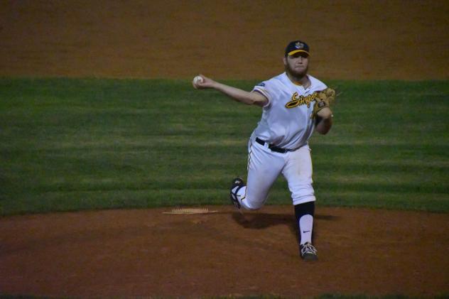 Willmar Stingers pitcher delivers