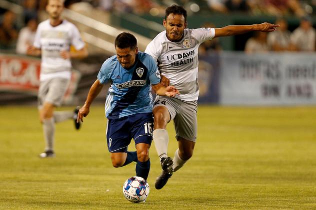 Sacramento Republic FC defender Jaime Villarreal muscles in on Fresno FC