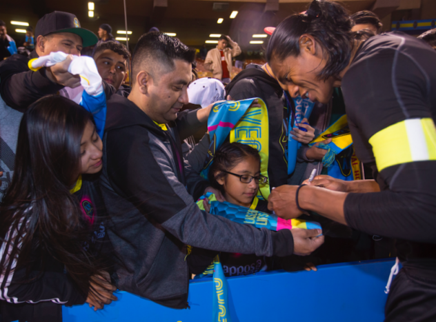 Las Vegas Lights FC signs autographs for fans