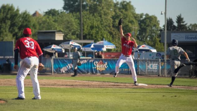 Walla Walla Sweets make a grab at first