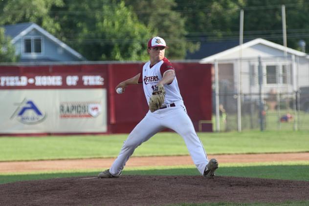 Wisconsin Rapids Rafters prepare to throw