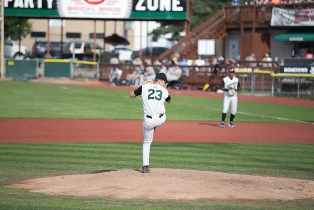 La Crosse Loggers pitcher Cam Baumann