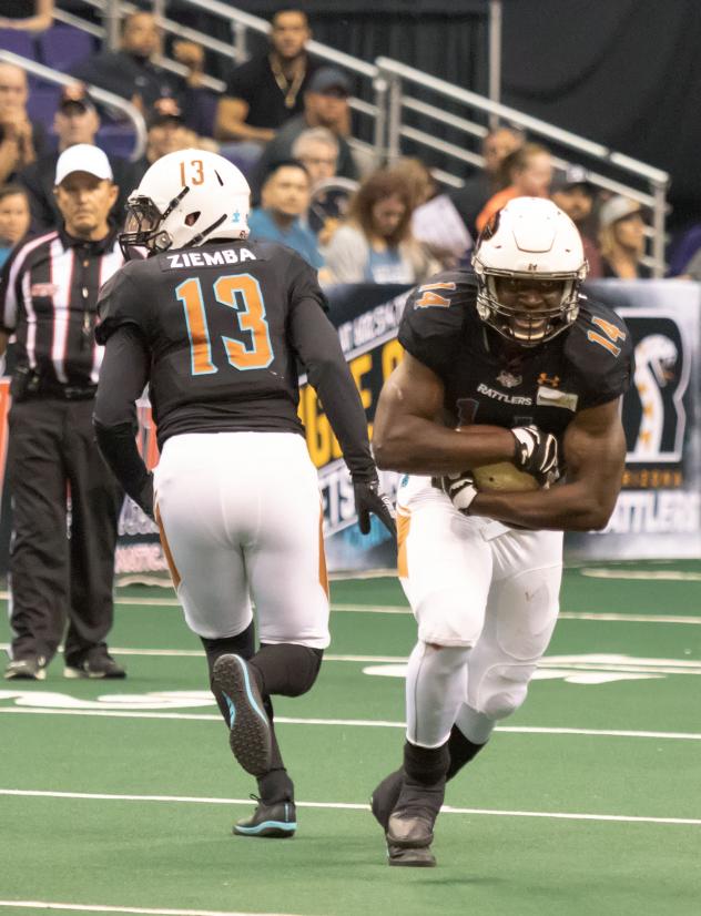 Arizona Rattlers running back Darrell Monroe takes a handoff