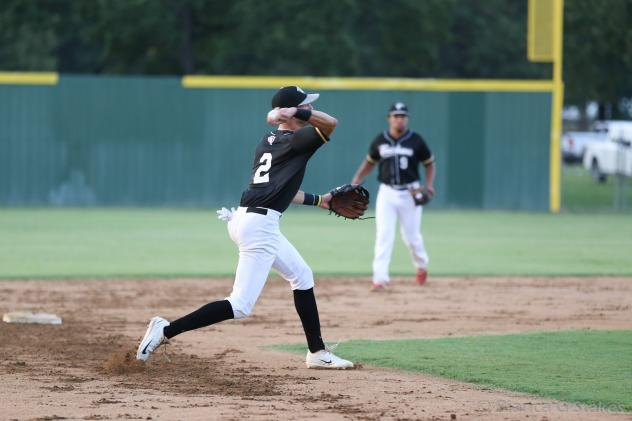 Texarkana Twins shortstop Gunner Halter prepares to throw to first