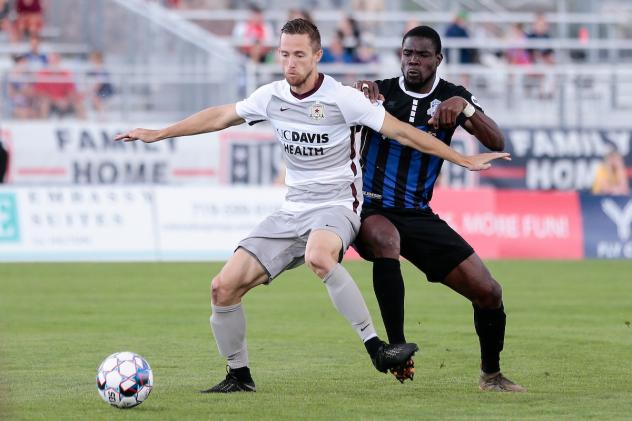 Sacramento Republic FC screen Colorado Springs Switchbacks FC from the ball