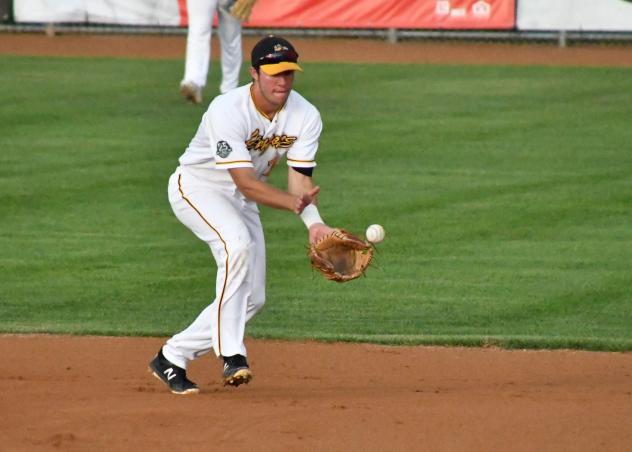 Willmar Stingers field a grounder