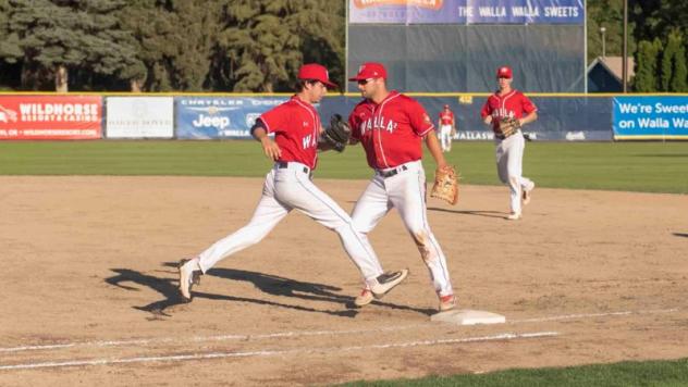 Walla Walla Sweets warm up