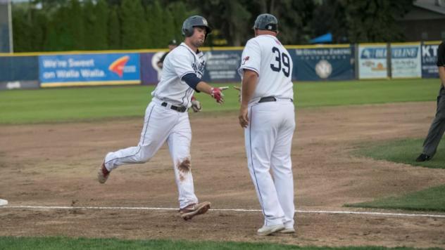 Walla Walla Sweets round the bases following a homer