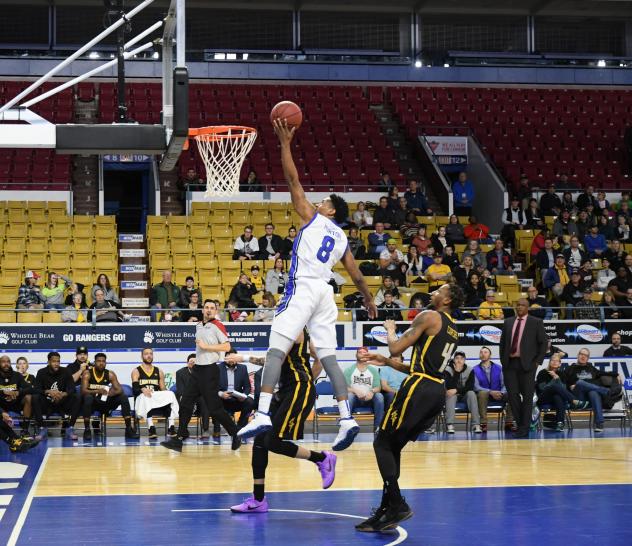 Kitchener-Waterloo Titans guard Ed Horton skies above the London Lightning