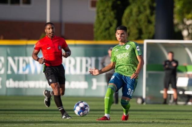 Sounders FC 2 midfielder Azriel Gonzalez with possession