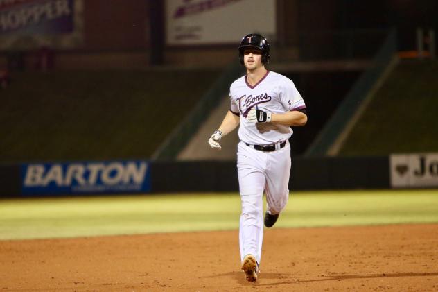 Todd Cunningham of the Kansas City T-Bones rounds the bases