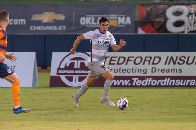 Sacramento Republic FC races upfield vs. Tulsa Roughnecks FC