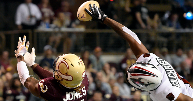 Jacksonville Sharks wide receiver Chris Gilchrist makes a leaping grab