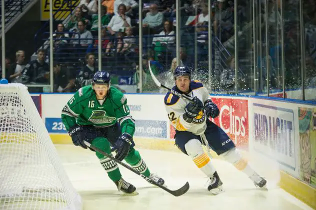 Florida Everblades forward Steven Lorentz behind the net vs. the Norfolk Admirals