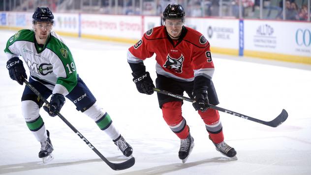 Adirondack Thunder forward John Edwardh vs. the Maine Mariners