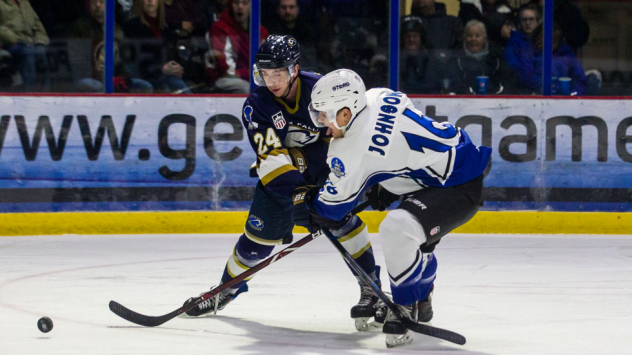 Sioux Falls Stampede defenseman Max Crozier (24) vs. the Lincoln Stars