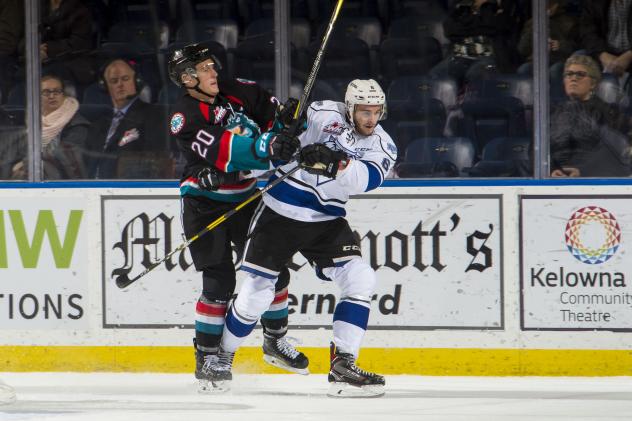 Kelowna Rockets LW Conner Bruggen-Cate (20) tangles with the Victoria Royals