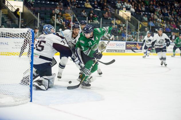 Florida Everblades forward Joe Cox eyes a goal against the Jacksonville IceMen