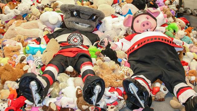 Cincinnati Cyclones' Teddy Bear Toss