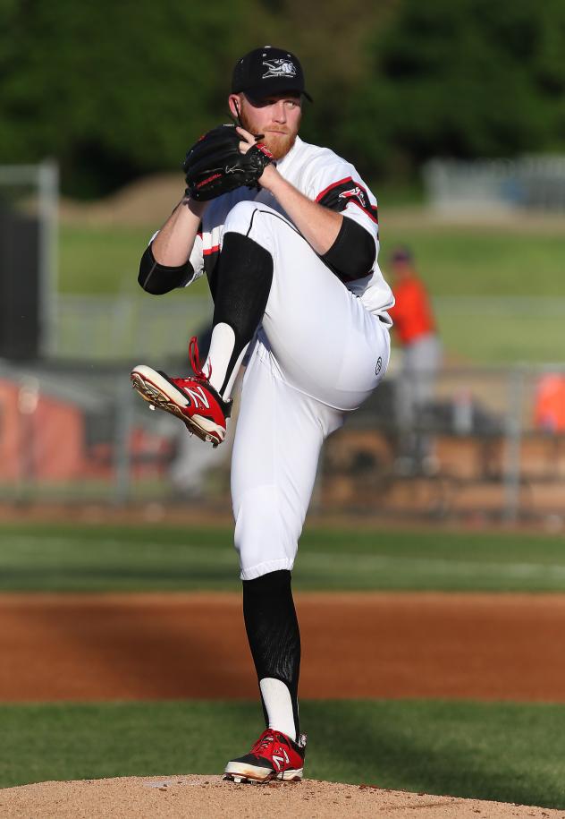 Sioux City Explorers pitcher Justin Vernia