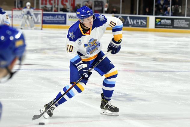Forward Michael Economos with the Roanoke Rail Yard Dawgs