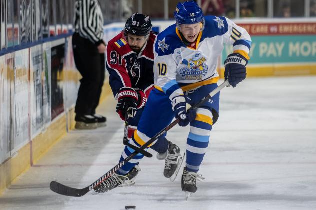 Forward Michael Economos with the Roanoke Rail Yard Dawgs