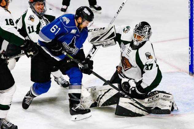 Utah Grizzlies goaltender Kevin Carr stops the Idaho Steelheads