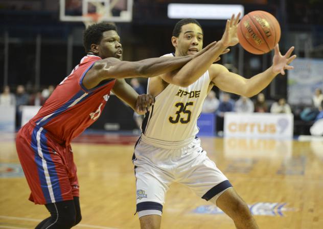 Cape Breton Highlanders reach for a ball against the Saint John Riptide