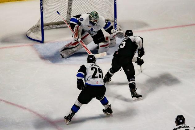 Utah Grizzlies prepare to fire a shot against the Wichita Thunder