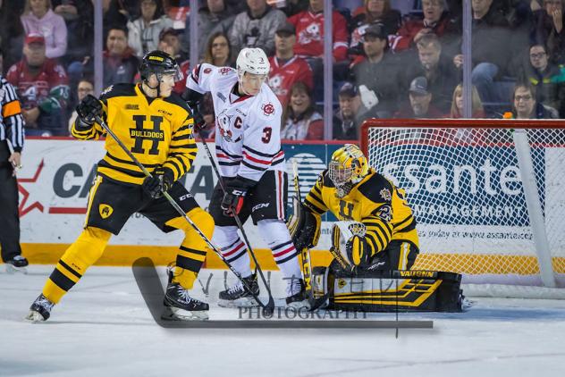 Niagara IceDogs centre Ben Jones (3) in front of the Hamilton Bulldogs goal