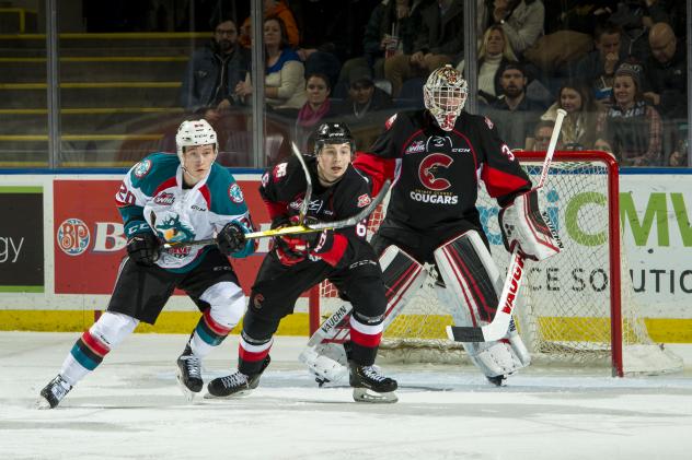 Kelowna Rockets LW Conner Bruggen-Cate (left) in front of the Prince George Cougars' goal