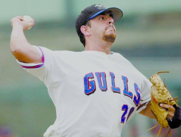 Paul Nardozzi pitching for the Newport Gulls