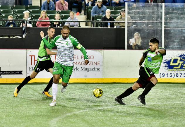 Dallas Sidekicks midfielder Ricardinho Cavalcante against the El Paso Coyotes