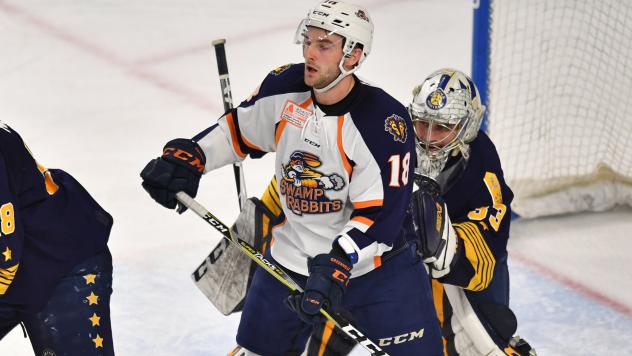 Greenville Swamp Rabbits forward Thomas Ebbing in front of the Norfolk Admirals goal