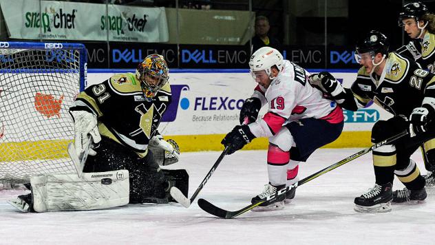 Wheeling Nailers goaltender Jordan Ruby stops the Worcester Railers