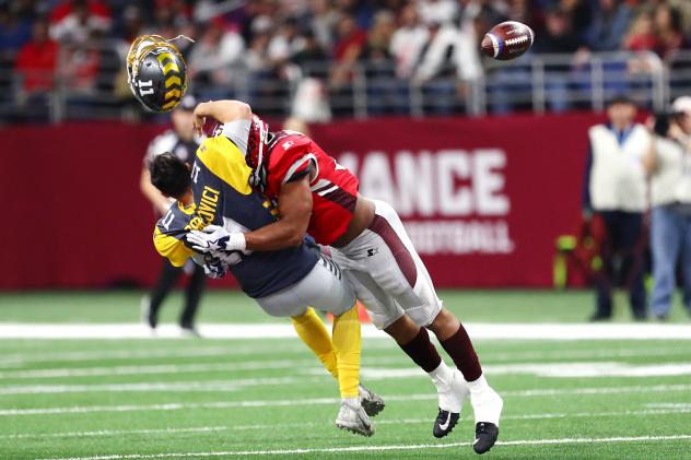 San Diego Fleet QB Mike Bercovici loses his helmet as he is sacked by Shaan Washington of the San Antonio Commanders