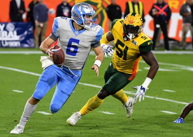 Salt Lake Stallions quarterback Josh Woodrum Evades the Arizona Hotshots' pass rush