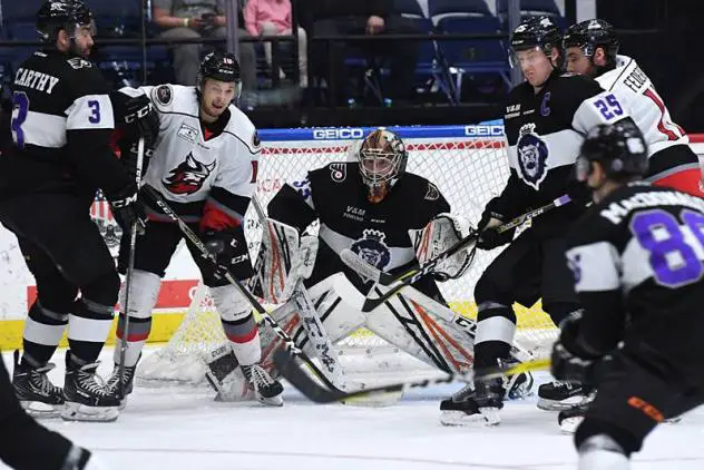 Adirondack Thunder pressure the Reading Royals
