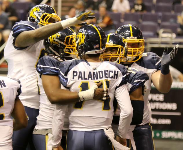 Cedar Rapids River Kings congratulate QB Kurt Palandech vs. the Arizona Rattlers