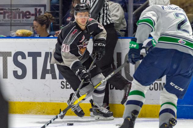 Yannik Valenti of the Vancouver Giants eyes the Seattle Thunderbirds defense