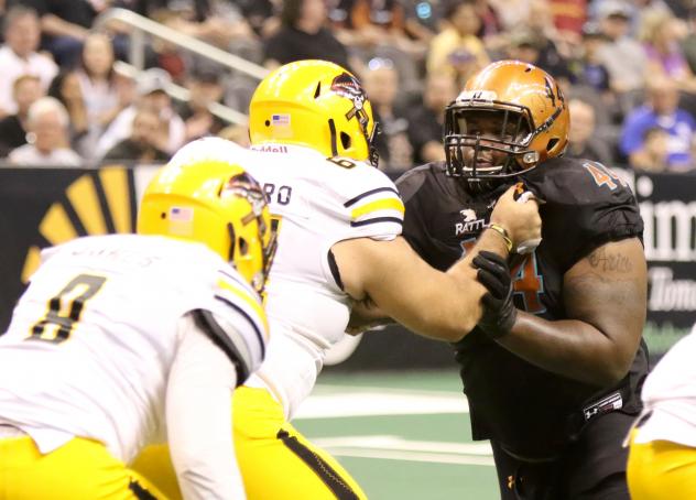 Arizona Rattlers DL Lance McDowdell (right) against the Tucson Sugar Skulls