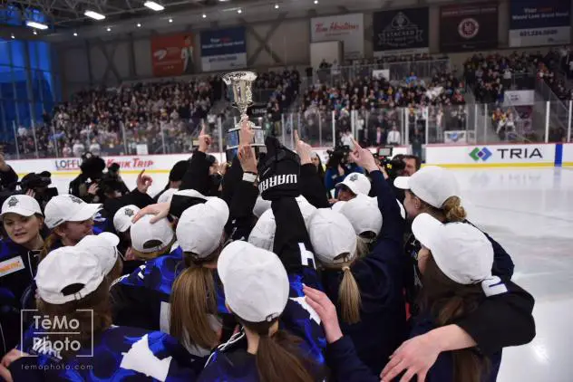 Minnesota Whitecaps celebrate an Isobel Cup win