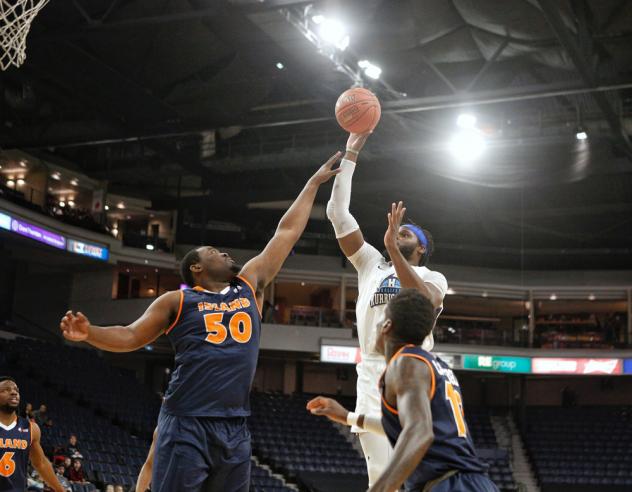 Halifax Hurricanes shoot against the Island Storm