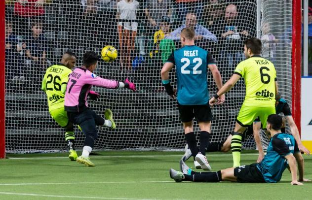 Milwaukee Wave forward #26 Ian Bennett scores a goal to tie the game with 6 seconds remaining in the 4th quarter vs. the St. Louis Ambush