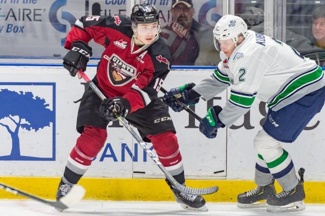 Vancouver Giants left wing Owen Hardy (left) vs. the Seattle Thunderbirds