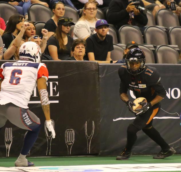 Dezmon Epps of the Arizona Rattlers (right) vs. the Sioux Falls Storm