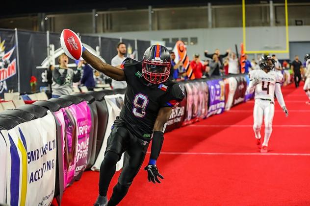 Dominique Carson of the Texas Revolution scores a touchdown